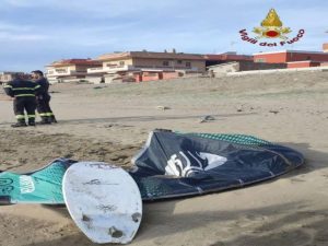Torvaianica, muore in mare kitesurfer 40enne: si pensa a un malore