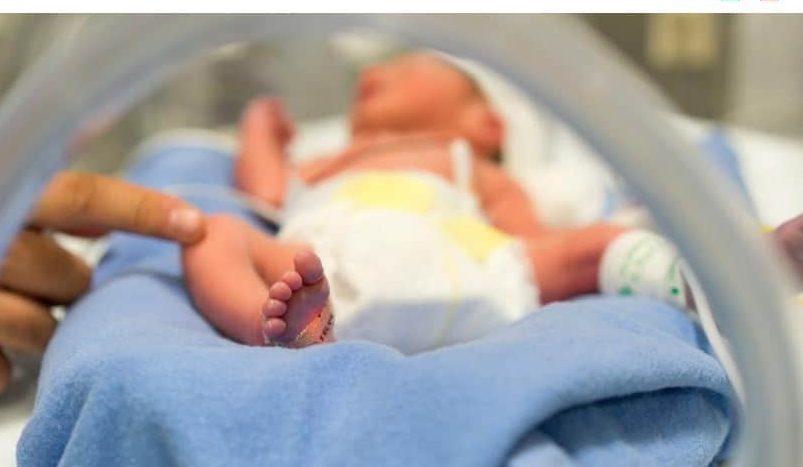 Nato da poche ore e abbandonato sotto un’auto parcheggiata, rintracciata la madre