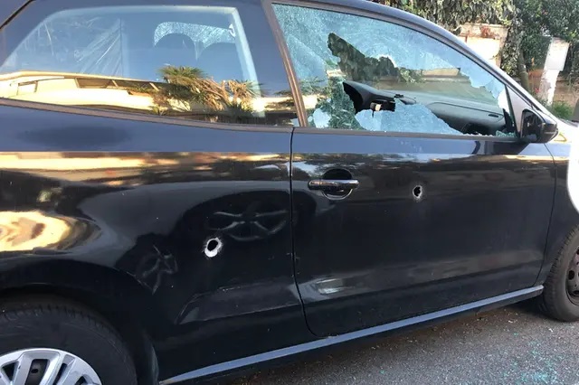 Cerveteri, è giallo sulla Polo presa a fucilate a Valcanneto