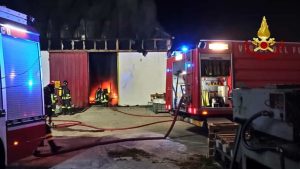 Latina, va a fuoco capannone sulla Pontina: indaga la Polizia