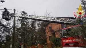 Burrasca a Cerveteri: cadono dieci pali del telefono a Furbara