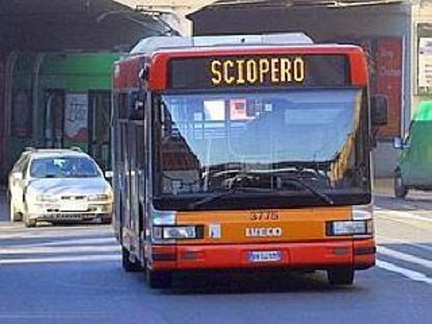 Aerei, treni e bus a rischio: in programma nuovo venerdì nero per lo sciopero dei trasporti