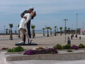 Civitavecchia, Movimento5Stelle all’attacco sulla statua del bacio
