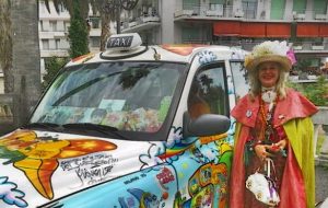 Civita Castellana – Arriva Zia Caterina con il suo taxi Milano 25 ad “Autunno piovono libri”