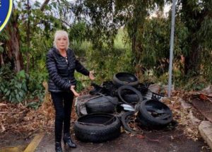 Ardea: copertoni abbandonati sull’area di sosta per portatori di handicap