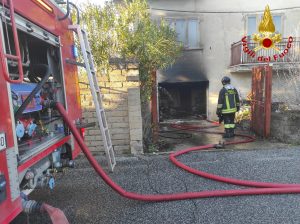 Anguillara Sabazia – A fuoco una rimessa in via Augusto, donna salvata sul balcone