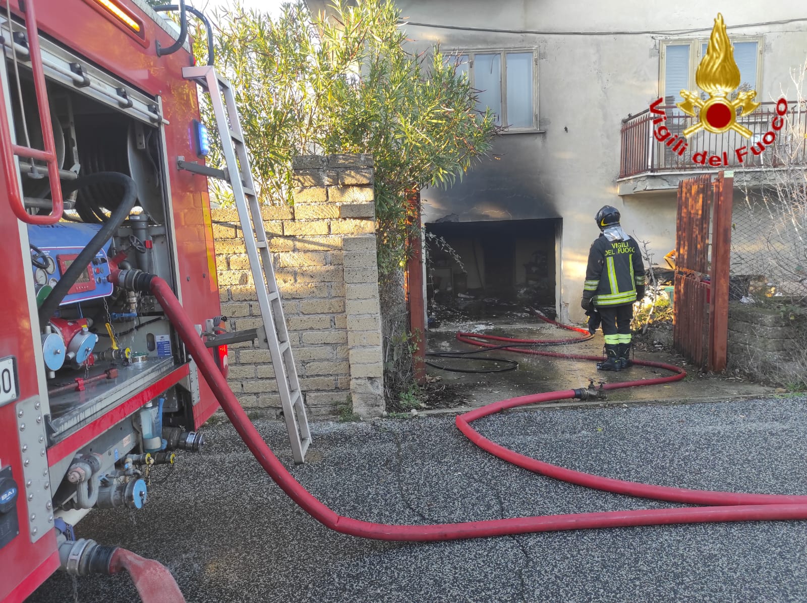 Anguillara Sabazia – A fuoco una rimessa in via Augusto, donna salvata sul balcone