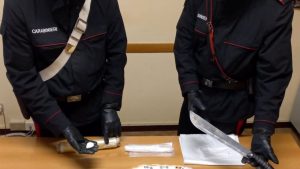 Viterbo – Smantellato un nuovo market della droga nei boschi: sequestro di eroina, cocaina e machete. Due arresti