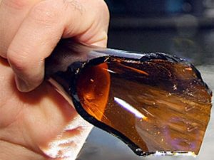 Si presenta sotto casa della ex prima con una bottiglia rotta, poi con una spranga ed infine con un palo: arrestato quarantenne