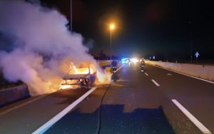Auto in fiamme sulla superstrada, tempestivo l’intervento dei Vigili del Fuoco