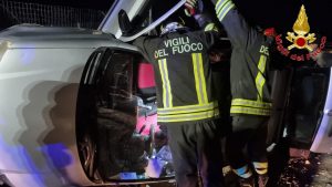 Civitavecchia – Donna perde il controllo dell’auto ribaltandosi, soccorsa dai vigili del fuoco