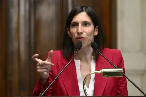 Schlein “Governo dei complotti, Crosetto se sa riferisca”