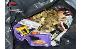 Ruba monete e snack dal distributore della scuola di Vignanello: arrestata una donna