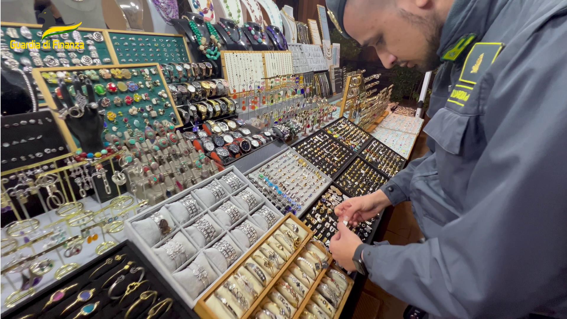 Città di Castello – Fiere di San Florido, tra le bancarelle anche le Fiamme gialle. Multe e sequestri