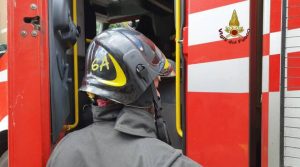 Tetto di un condominio in fiamme, Carabinieri salvano i residenti