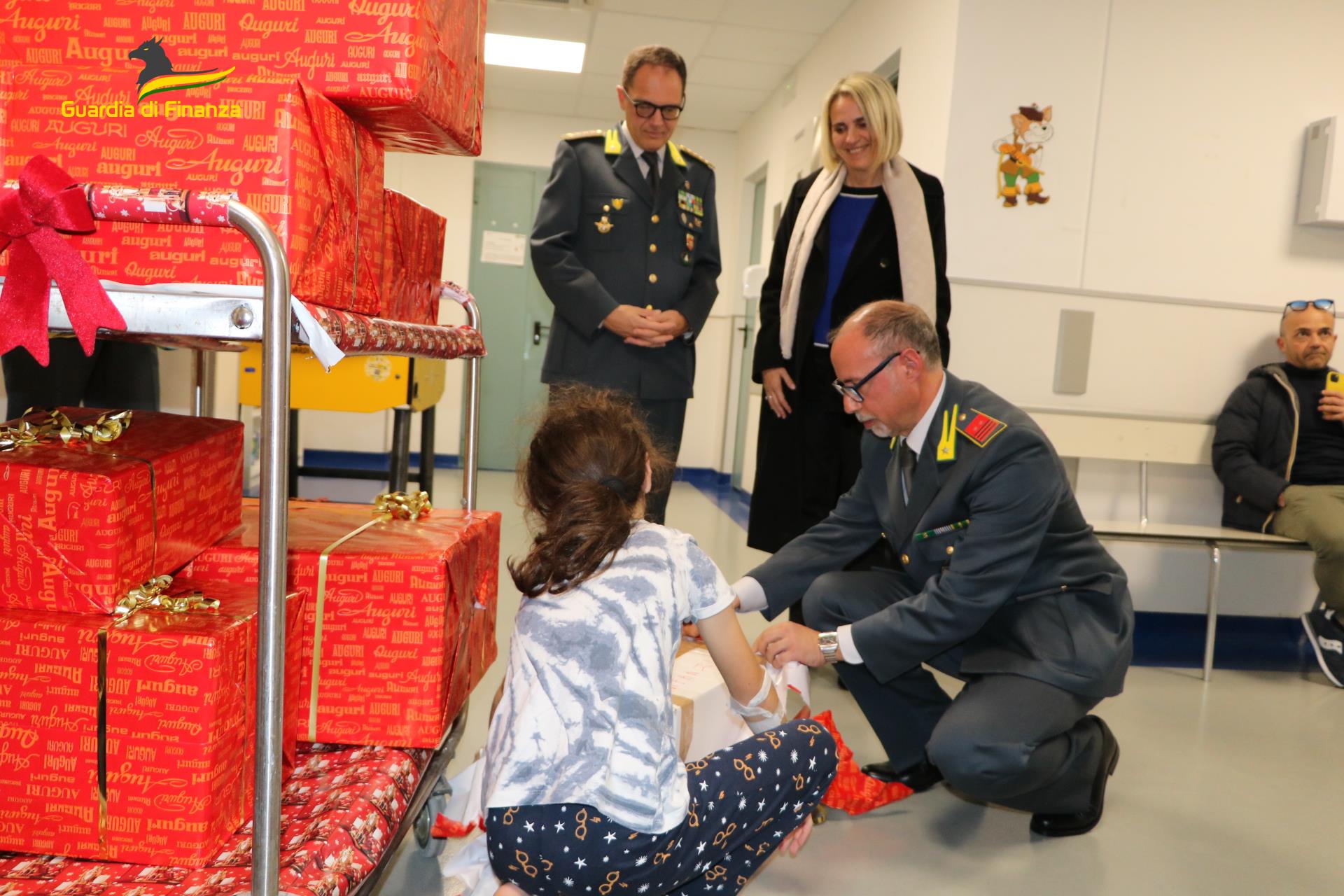 Latina, sorpresa al reparto pediatrico: le Fiamme Gialle regalano ai bimbi libri e giocattoli