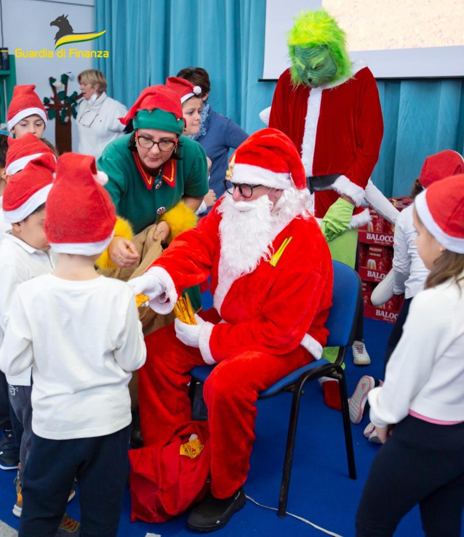 Latina – Natale a Ventotene, l’impegno delle Fiamme gialle con i bambini delle scuole