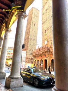 ‘Schiavi’ nel pronto moda per commesse milionarie: quattro imprenditori in manette