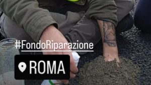 Mani incollate sull’asfalto: blitz ambientalista sulla Roma-Civitavecchia: traffico bloccato
