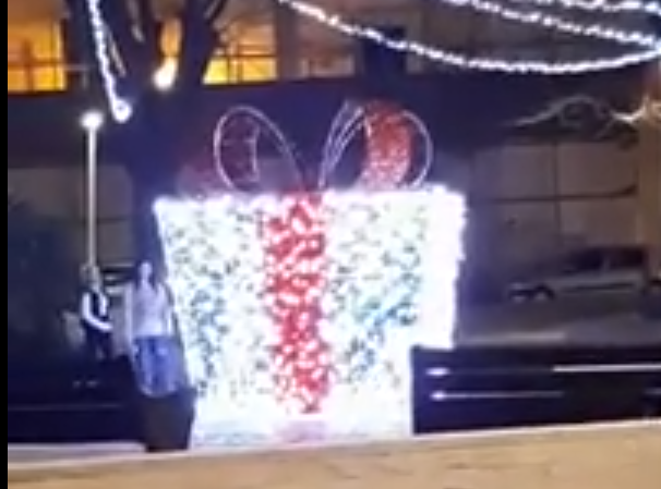 Civitavecchia – Ragazzi vandalizzano le opere di luce a piazza Calamatta (Video)