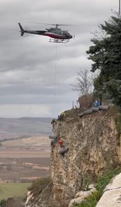 Tarquinia – Rocciatori ed elicottero impegnati sulla rupe, i lavori sono spettacolari