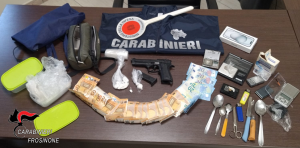 Settefrati – Trovato in casa con droga soldi e pistola finta, arrestato 21enne
