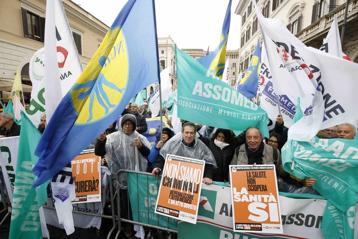 Manovra, medici e infermieri in protesta: “Schiaffo al Ssn, due giorni di sciopero anche a gennaio”