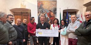 Vitorchiano – “Brutti, zozzi e infangati” donano 1000 euro ai clown di corsia