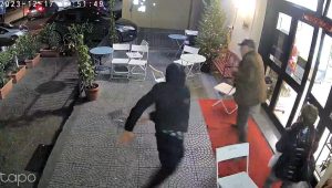 Vetralla – Albanese aggredisce col machete (video) titolare del bar Jolly Blu