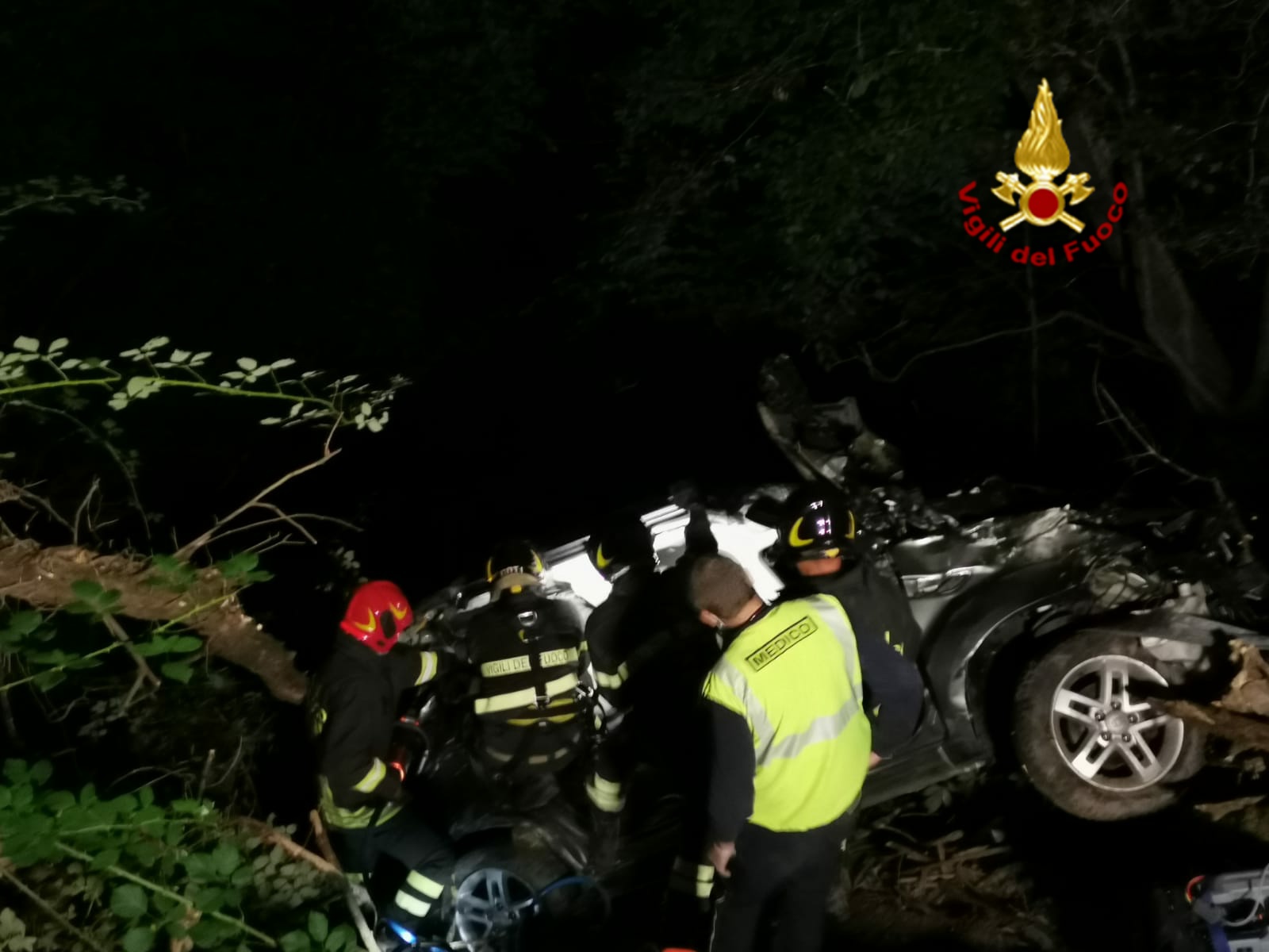 Caprarola, auto si ribalta e finisce in una scarpata: morto un 19enne e ferito gravemente l’amico