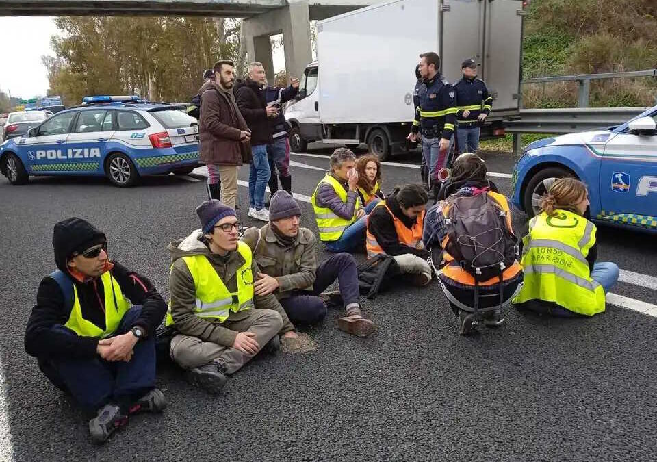 Civitavecchia – Finisce male il blocco dell’autostrada A12 per gli attivisti. Arrestati
