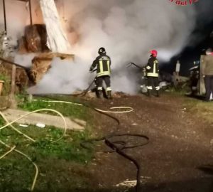 Bracciano, va a fuoco fienile: Vigili del fuoco al lavoro per oltre sette ore