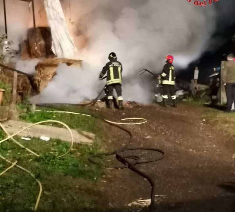 Bracciano, va a fuoco fienile: Vigili del fuoco al lavoro per oltre sette ore