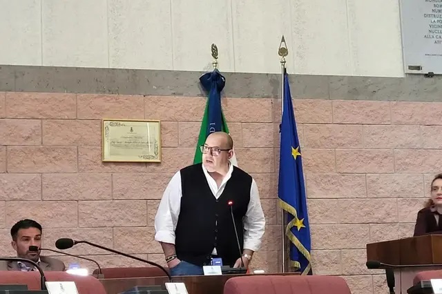 Civitavecchia, si dimette il consigliere comunale D’Angelo: al suo posto entra Coppari