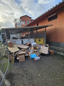 Andosilla: rifiuti ospedalieri, altamente infiammabili, davanti all’uscita anti incendio mai terminata