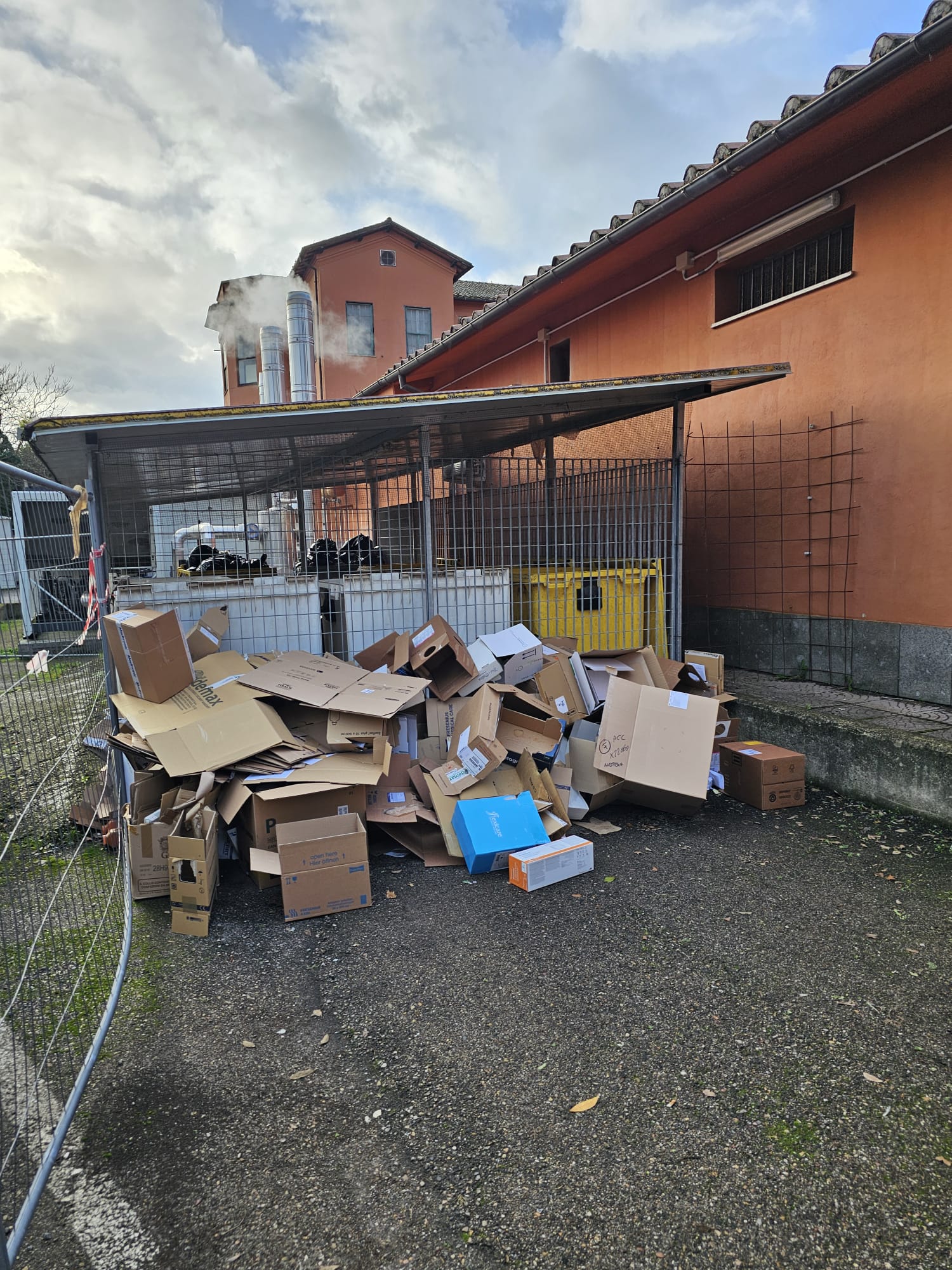 Andosilla: rifiuti ospedalieri, altamente infiammabili, davanti all’uscita anti incendio mai terminata