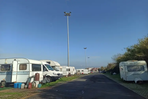 Ladispoli – Clochard, slitta a gennaio lo sgombero del parcheggio