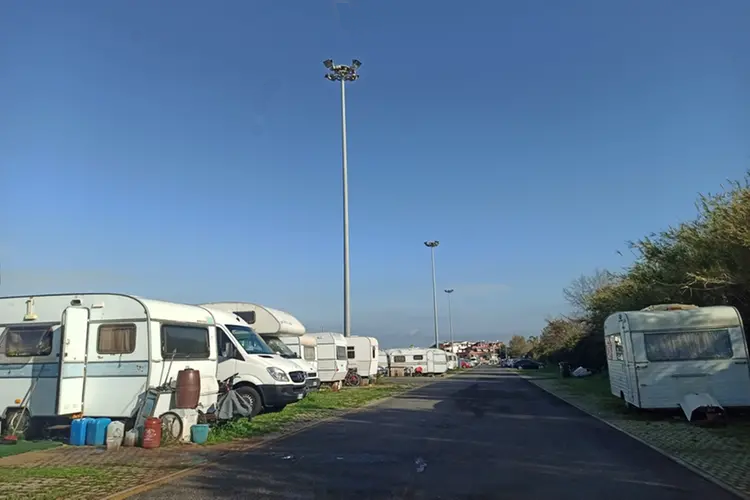 Ladispoli – Clochard, slitta a gennaio lo sgombero del parcheggio