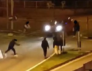 Fabrica di Roma, ragazzi si gettano davanti alle auto in corsa: “Maleducazione e pericolosità”