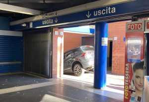 Roma, con l’auto finisce nella Metro e si sfiora la tragedia
