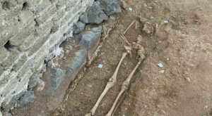 Roma – Svelato il mistero dello scheletro trovato sull’Appia Antica. «Era un parente di papa Bonifacio VIII»