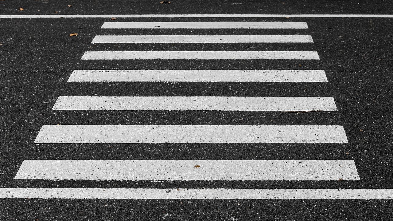 Incidente a Roma Nord: travolto da un’auto pirata. Uomo trovato morto in strada. Pirata in fuga verso Viterbo