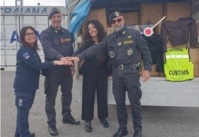 Civitavecchia – Dogane e Gdf devolvono 4500 capi di abbigliamento in beneficenza