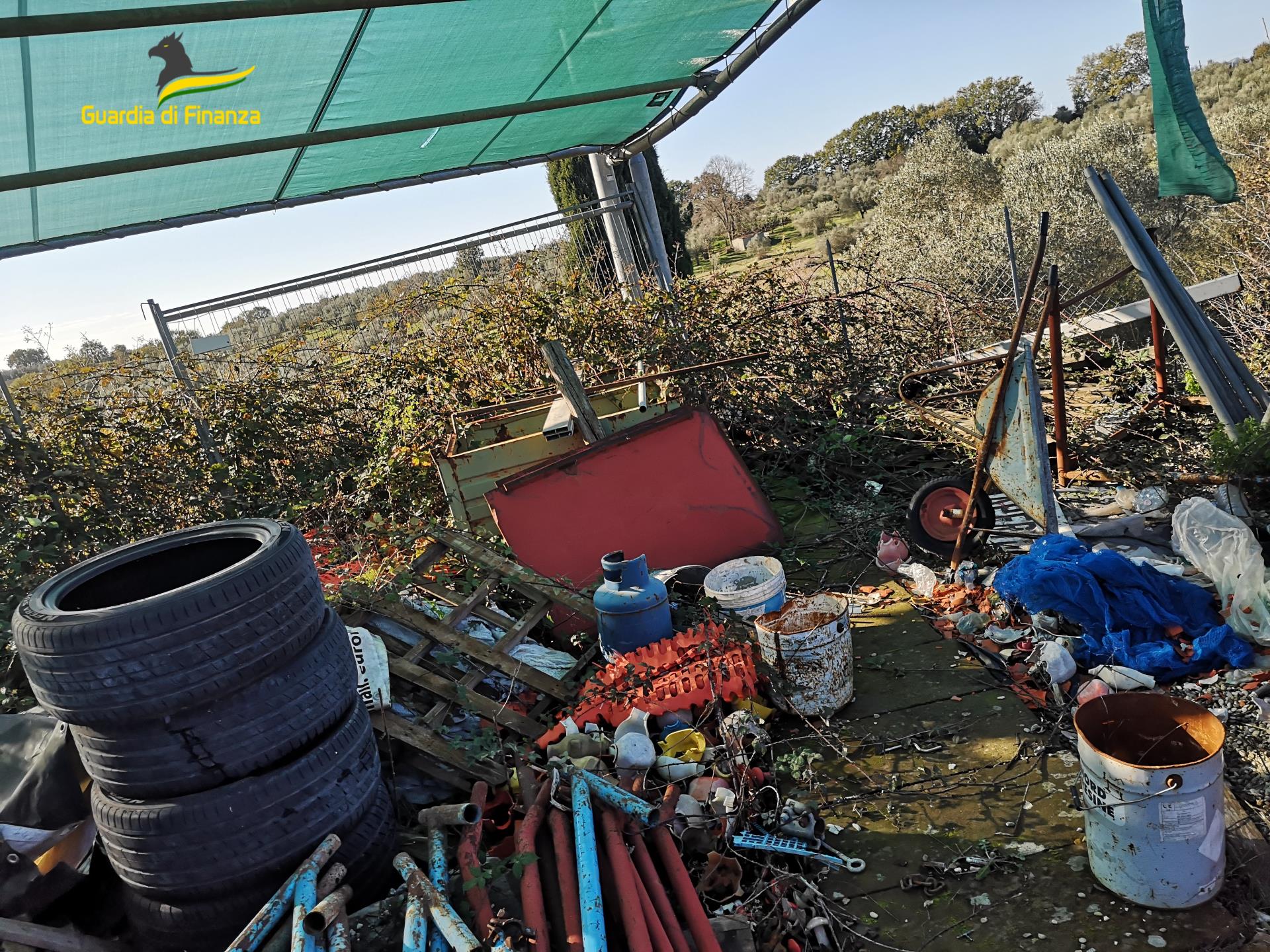 Viterbo, la Finanza scopre discarica abusiva: abbandonate oltre 15 tonnellate di rifiuti