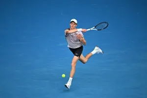 Australian Open, Sinner perfetto: 3-0 a Baez, ottavi in cassaforte. Troppo De Minaur: esce favola Cobolli
