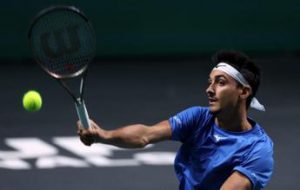 Australian Open, Sonego da applausi: cuore e testa altissima, ma passa Alcaraz. Domani Sinner e Cobolli