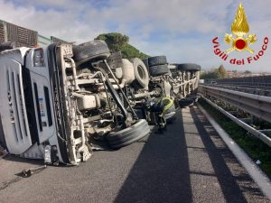 Civitavecchia: autocisterna si ribalta sull’A12. Grave il conducente