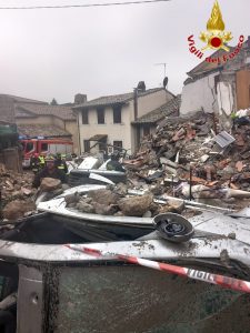 Paura a Canale Monterano, esplode palazzina: si scava tra le macerie (FOTO)
