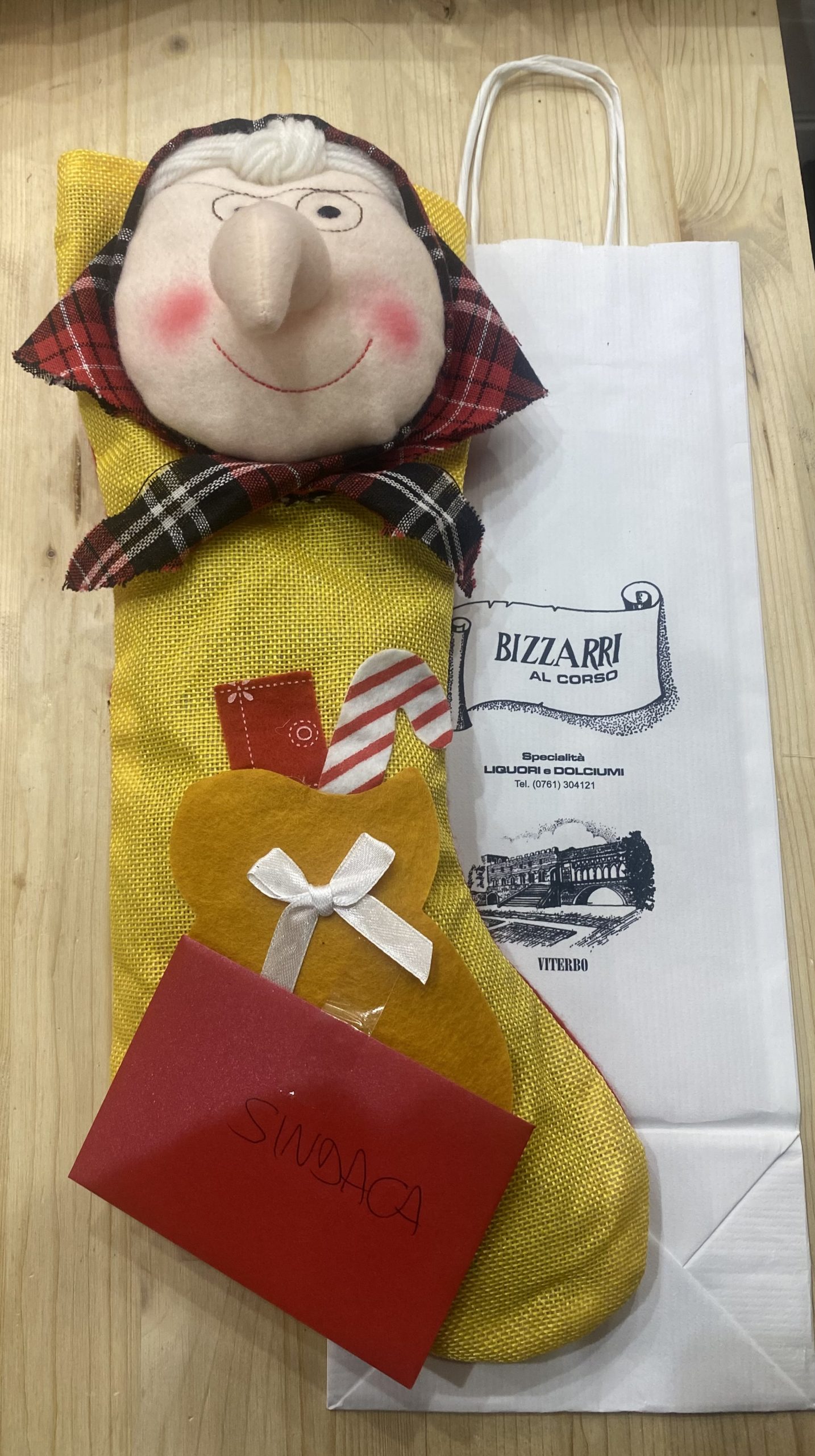 Viterbo – Una calza piena di carbone sulla scrivania della sindaca Frontini