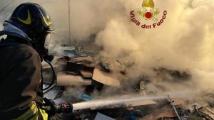 Ardea, brucia la discarica delle Salzare e provoca miasmi irrespirabili: evacuata una famiglia